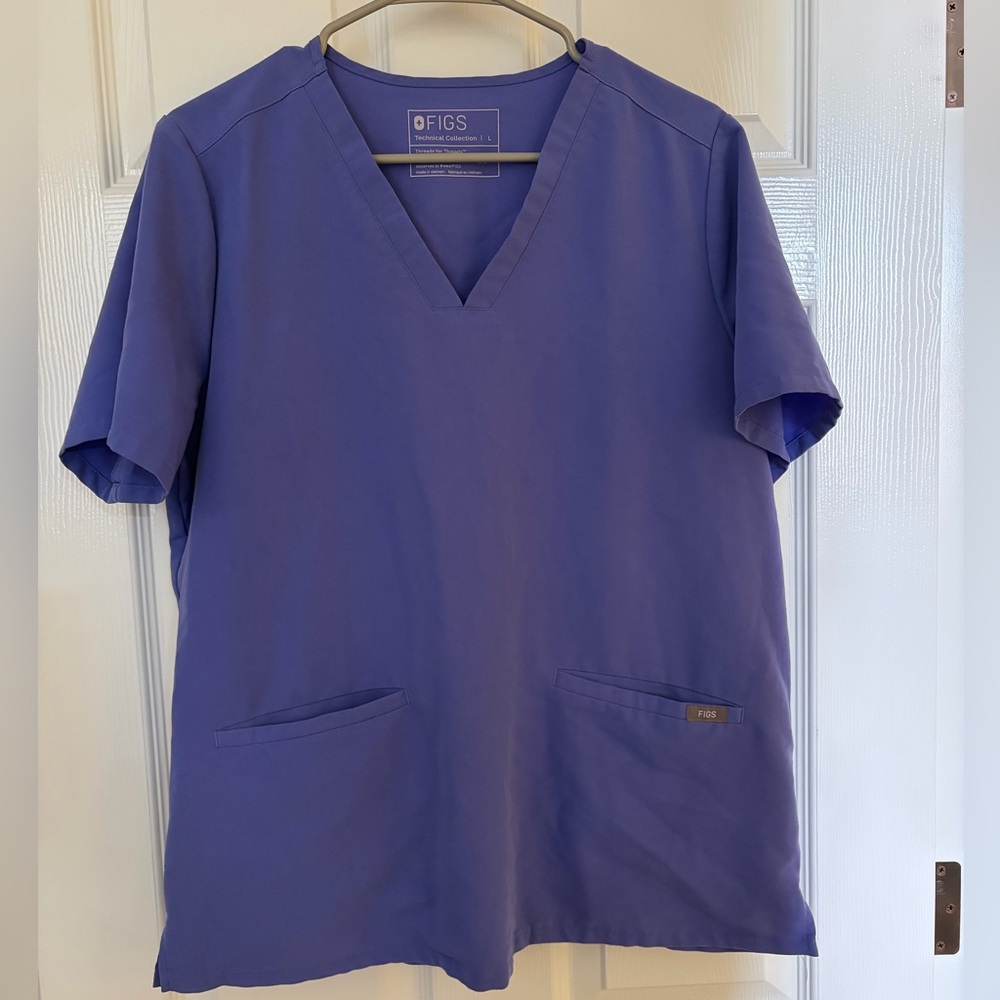 Figs Women's Casma 3-pocket Scrub top in Blueberry